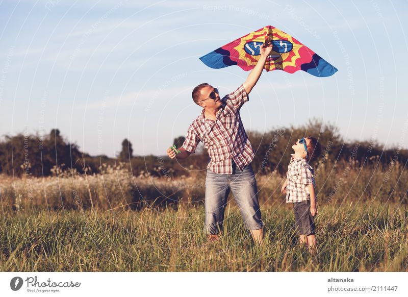 Vater und Sohn, die im Park zur Sonnenuntergangzeit spielen. Lifestyle Freude Glück Freizeit & Hobby Ferien & Urlaub & Reisen Abenteuer Freiheit Camping Sommer