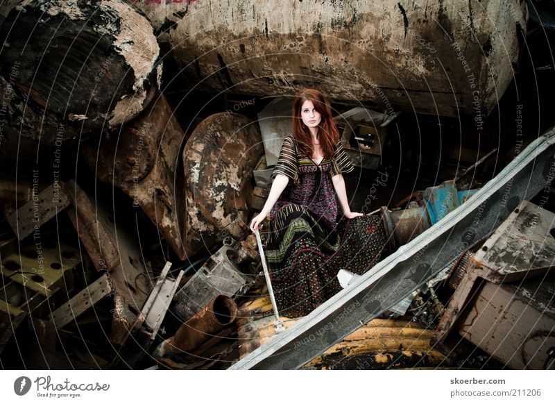 Das Mädchen vom Schrottplatz 5 Industrie Industriefotografie Recycling feminin Junge Frau Jugendliche 1 Mensch 18-30 Jahre Erwachsene rothaarig Metall