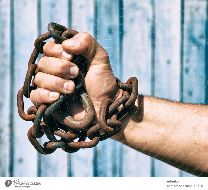 Hand ist in eine Eisenkette eingewickelt Freiheit Mann Erwachsene Finger Metall dreckig blau Macht Idee Selbstständigkeit anketten Link bügeln Scheitel Entwurf