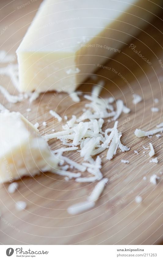 alles käse! Lebensmittel Käse Milcherzeugnisse Parmesan Ernährung Bioprodukte Vegetarische Ernährung Italienische Küche Schneidebrett gebrauchen raspeln