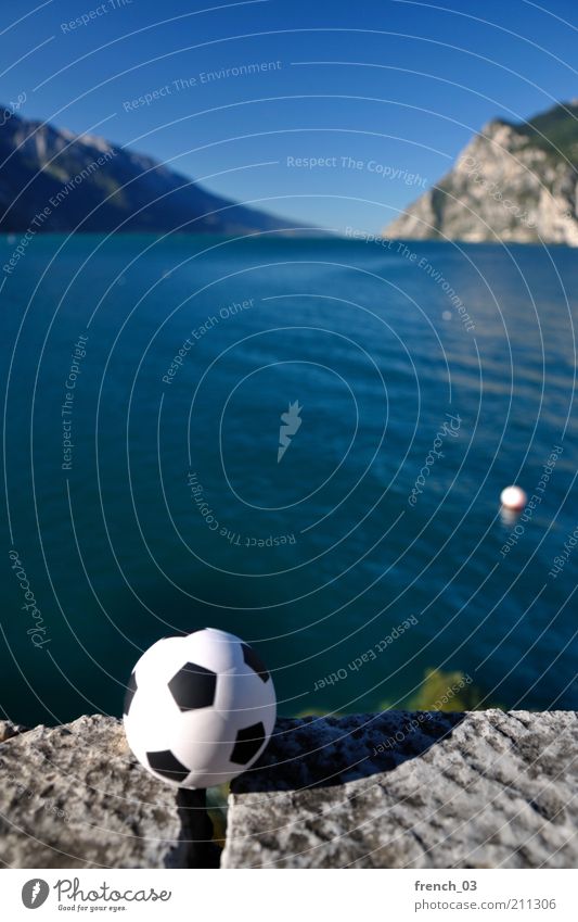 Abstoß am Gardasee Freizeit & Hobby Spielen Ferien & Urlaub & Reisen Sommer Berge u. Gebirge Sport Natur Wasser Wolkenloser Himmel Horizont Küste riva del Garda