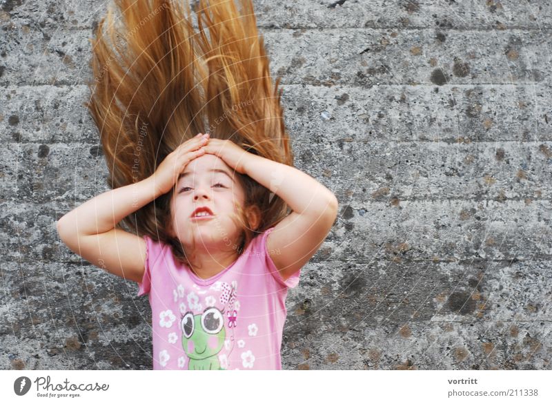 Feuer und Flamme Haare & Frisuren Kind 1 Mensch 3-8 Jahre Kindheit Mauer Wand T-Shirt blond Bewegung fantastisch verrückt grau rosa Farbfoto mehrfarbig