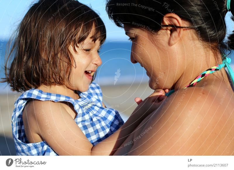Mutter und Tochter lachen Wohlgefühl Freizeit & Hobby Kinderspiel Ferien & Urlaub & Reisen Sommer Sommerurlaub Sonnenbad Strand Muttertag Kindererziehung