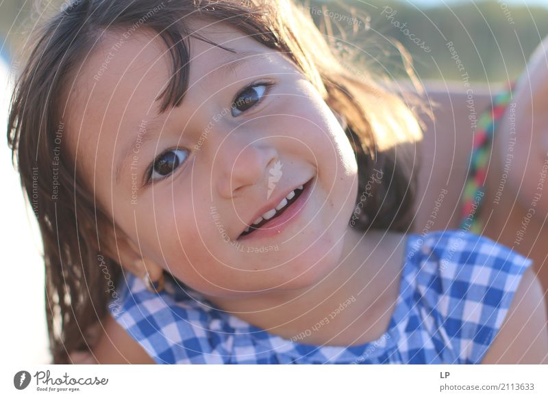 glückliches lächelndes Mädchen Lifestyle Wellness Zufriedenheit ruhig Freizeit & Hobby Kinderspiel Kindererziehung Bildung Kindergarten Mensch Eltern Erwachsene