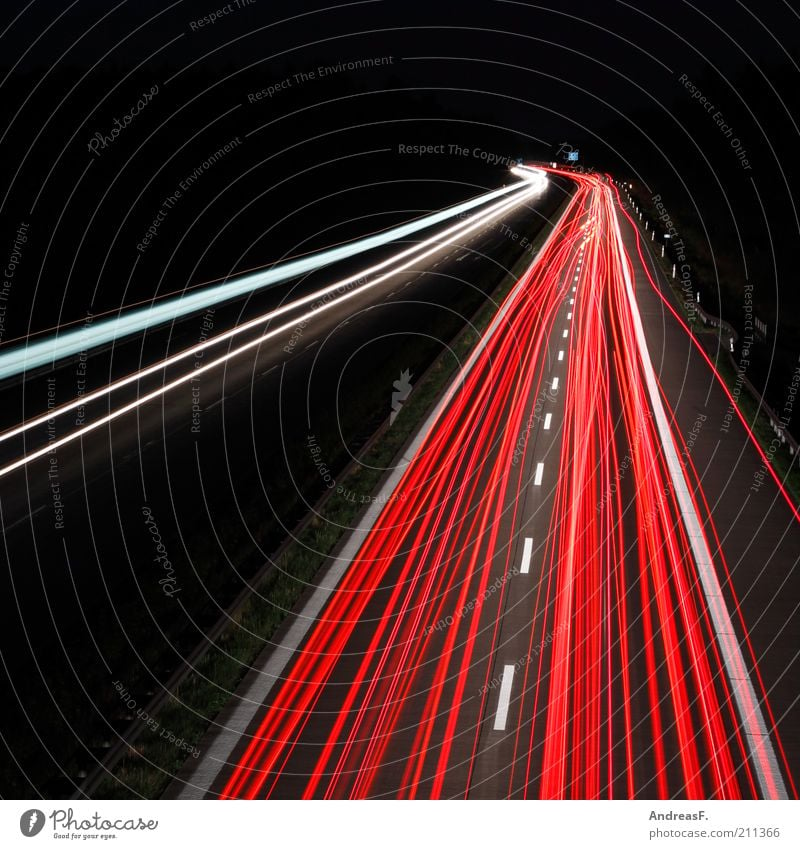 Reiseverkehr Ferien & Urlaub & Reisen Verkehr Verkehrsmittel Verkehrswege Straßenverkehr Autofahren Autobahn Linie Streifen dunkel Geschwindigkeit Mobilität