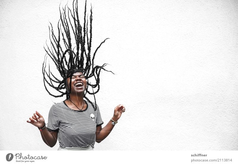 Junge dunkelhäutige Frau mit Dreadlocks feminin Junge Frau Jugendliche Haare & Frisuren 1 Mensch 13-18 Jahre 18-30 Jahre Erwachsene lachen schreien Afro-Look