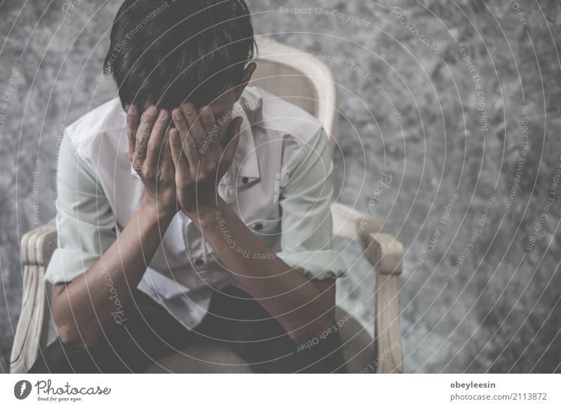 asiatischer Mann, der alleine im Haus sitzt Gesicht Mensch Erwachsene Verkehr Herz Denken Traurigkeit weinen Armut Wut Schmerz Einsamkeit Angst Verzweiflung