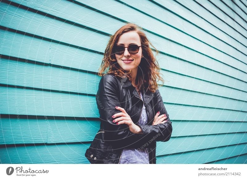 Coole junge Frau mit Sonnenbrille vor türkisfarbener Holzfassade Lifestyle feminin Junge Frau Jugendliche 1 Mensch 18-30 Jahre Erwachsene 30-45 Jahre rothaarig