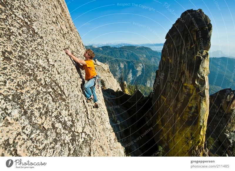 Kletterer erreichen. Leben Abenteuer Freiheit Berge u. Gebirge Sport Fitness Sport-Training Klettern Bergsteigen Junger Mann Jugendliche 1 Mensch 18-30 Jahre