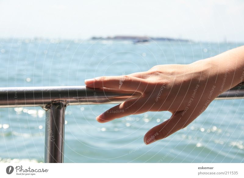 Hand elegant Ferien & Urlaub & Reisen Sommer Meer Insel feminin Frau Erwachsene Finger Wasser Schönes Wetter See Venedig Fähre Wasserfahrzeug festhalten blau