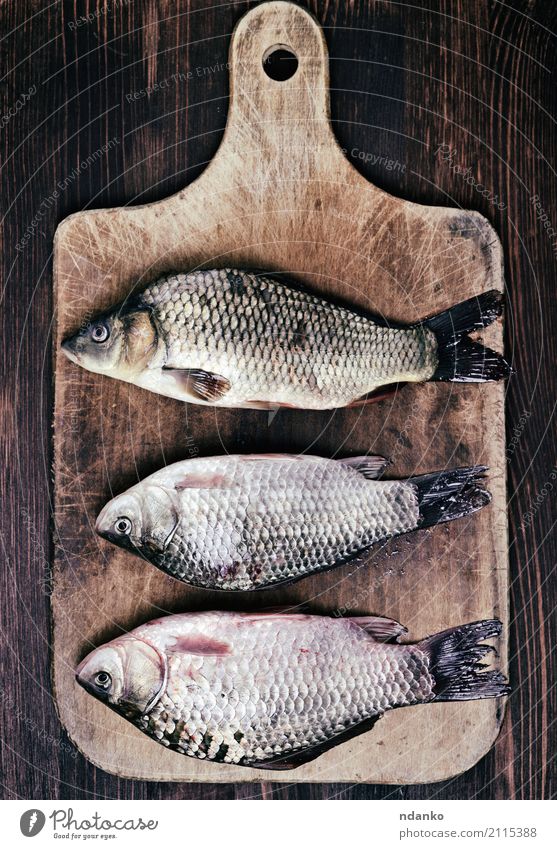 Drei frischer Flussfischkarpfen Fisch Essen Diät Holz retro braun Kruzianer Lebensmittel drei Küchenbrett Koch live altehrwürdig essbar Schuppen ganz