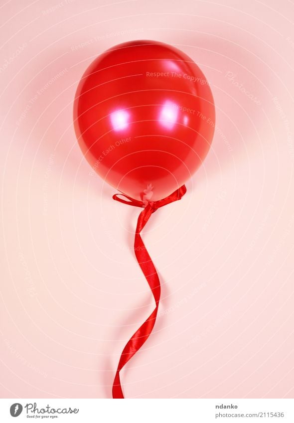 Roter Ballon auf einem roten Band Freude Dekoration & Verzierung Feste & Feiern Geburtstag Spielzeug Luftballon Schnur rosa Überraschung Farbe Gummi Jahrestag
