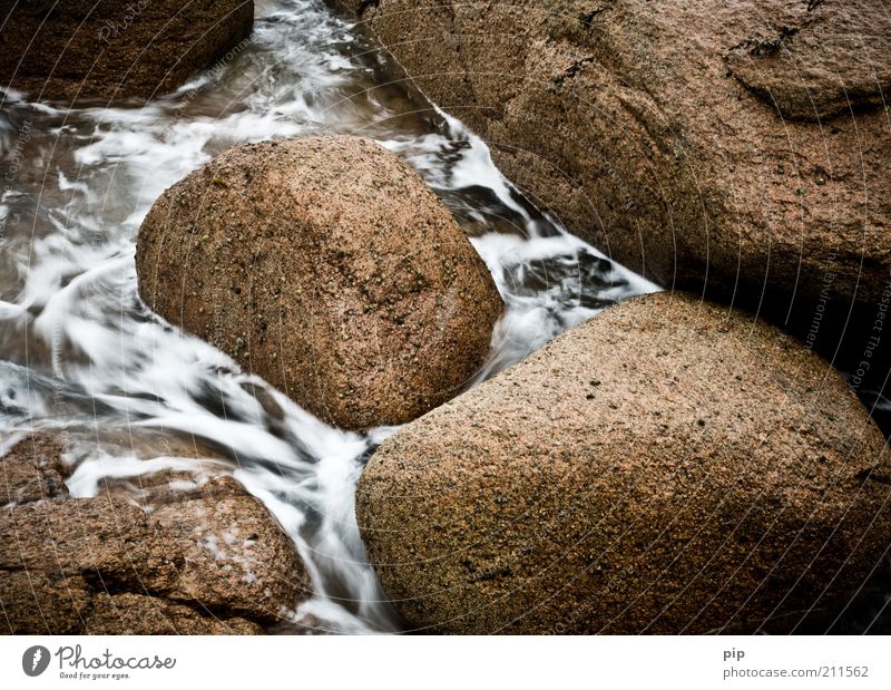 stonewashed Umwelt Natur Urelemente Wasser Schaum steinig Stein nass weich braun Kraft standhaft fließen Granit rund Erosion Farbfoto Gedeckte Farben