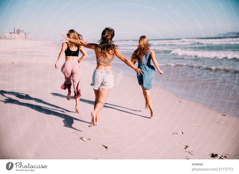 Gruppe Freundinnen, die am Strand im Sommer laufen Lifestyle Freude Glück Freizeit & Hobby Ferien & Urlaub & Reisen Freiheit Meer Mensch feminin Junge Frau