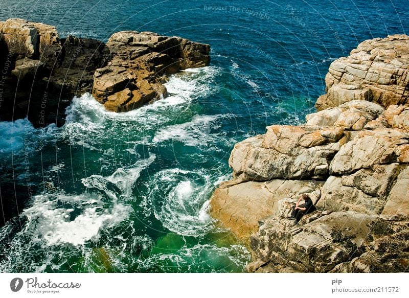 bay watch Mensch maskulin 1 Natur Urelemente Wasser Sommer Felsen Wellen Küste Bucht Riff Stein beobachten sitzen bedrohlich fantastisch blau grün Naturgewalt