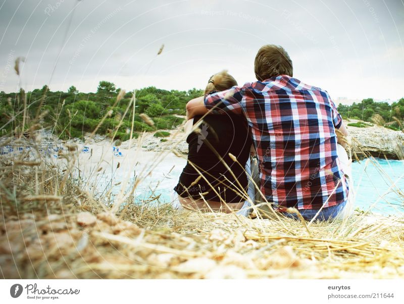 ... Mensch maskulin Paar Partner Erwachsene 2 Umwelt Landschaft Sommer Küste Bekleidung Hemd blond beobachten Kommunizieren sitzen frei Glück kuschlig Stimmung