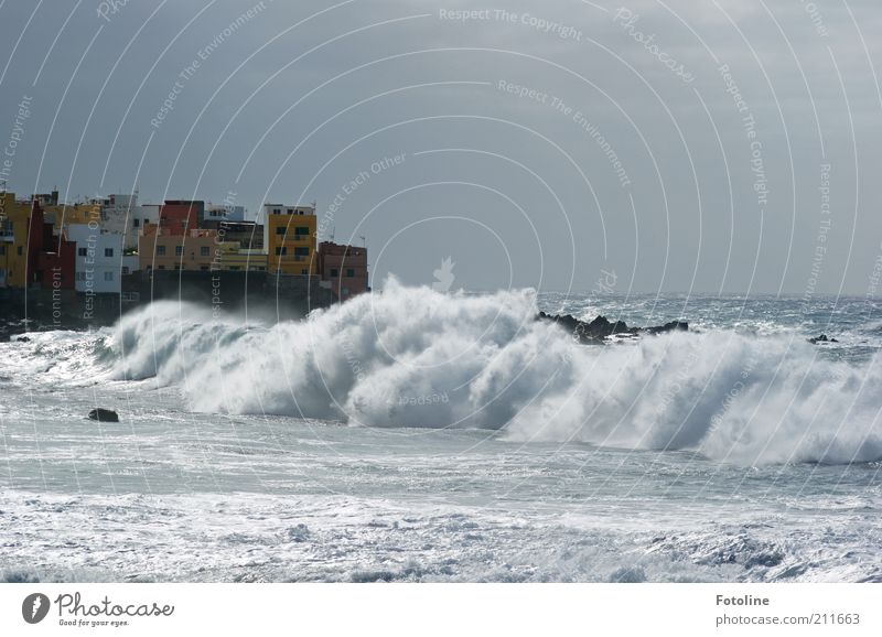 Naturgewalten Urelemente Wasser Himmel Wolken Gewitterwolken Wellen Küste Meer nass natürlich Stadt Haus Dorf gewaltig tosend Farbfoto Gedeckte Farben