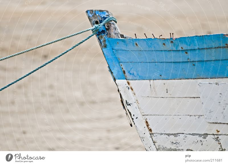 kahn nicht mehr Schifffahrt Fischerboot Segelboot Wasserfahrzeug Nagel Seil Holz alt kaputt blau weiß verfallen Schiffswrack gestrandet Lack Meer