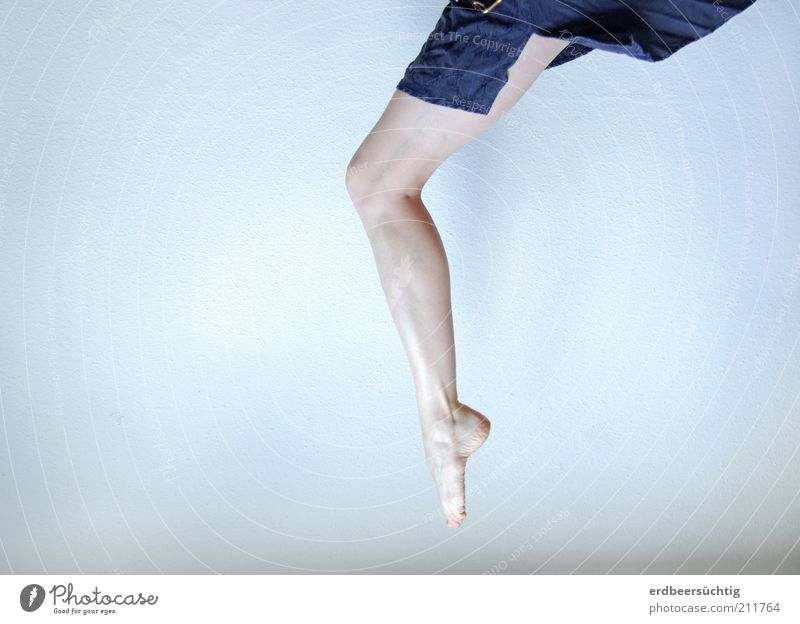 sprunghaft - Halbnacktes Frauenbein ragt aus der oberen Bildkante elegant Haut feminin Beine Fuß Rock Stoff fliegen springen Tanzen ästhetisch frei kalt dünn