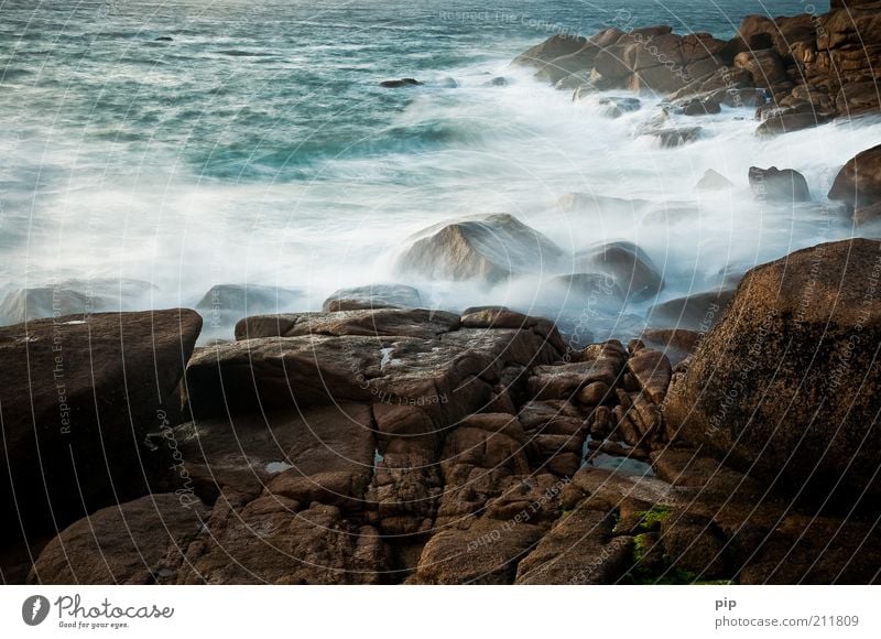 weichspülung Natur Wasser Klima Wind Sturm Felsen Wellen Küste Bucht Riff Meer Stein bedrohlich dunkel kalt nass trist wild blau braun Einsamkeit Surrealismus