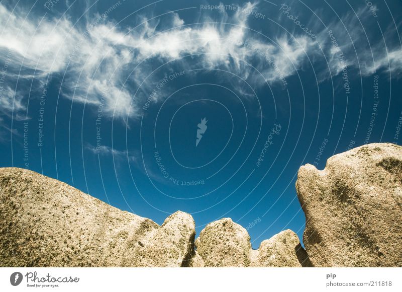 wolken kratzer Umwelt Natur Luft Wolken Schönes Wetter Wind Felsen Berge u. Gebirge Gipfel Stein hoch blau bizarr Klima Ferne Unendlichkeit Cirrus Granit