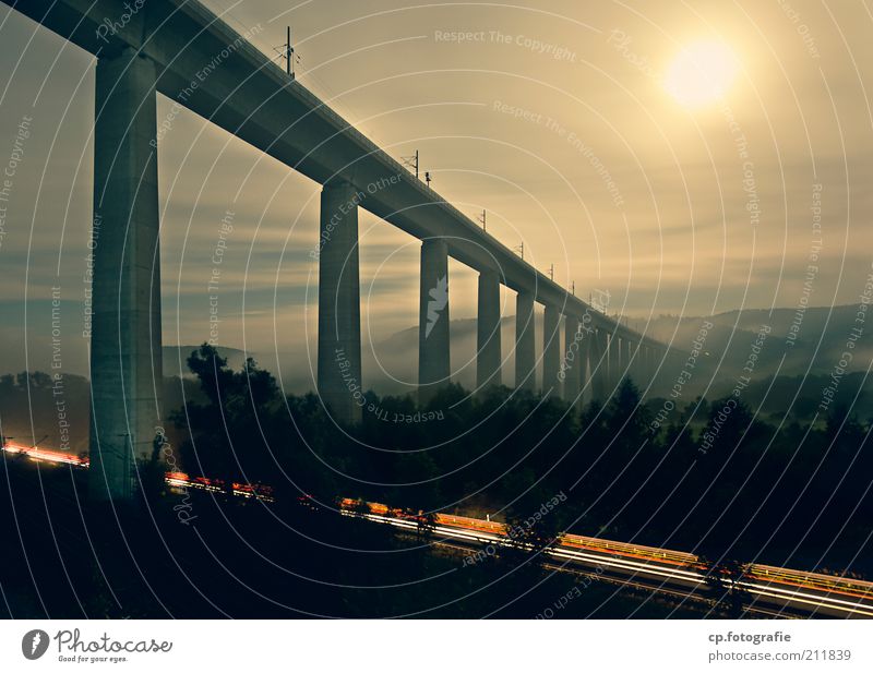 Nachtbrücke Fortschritt Zukunft Himmel Nachthimmel Mond Vollmond Sommer Nebel Brücke Verkehr Verkehrswege Straßenverkehr Fahrzeug Schienenverkehr ästhetisch