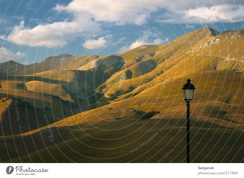 keine Kollage :) Umwelt Natur Landschaft Hügel Berge u. Gebirge Gipfel Steppe Italien Menschenleer Laterne Laternenpfahl Romantik Einsamkeit Surrealismus