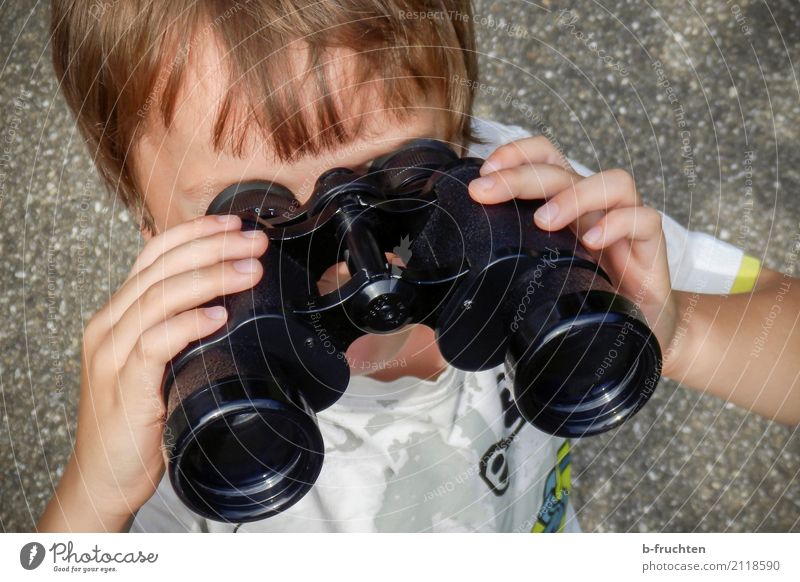 Mal sehen! Kind Kopf Hand 3-8 Jahre Kindheit Straße festhalten Blick Fernglas Voyeurismus Fensterblick Aussicht Teleskop wandern Abenteuer Freude Farbfoto