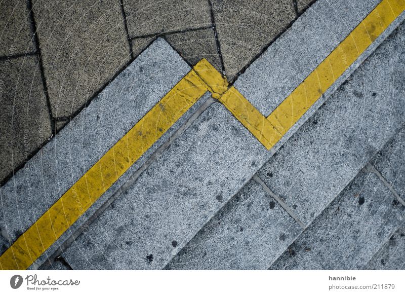 Tendenz: steigend Stadt Treppe Straße dreckig gelb grau Bürgersteig Asphalt Beton diagonal Stein Farbfoto Außenaufnahme Menschenleer Textfreiraum links