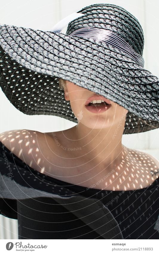 Mädchen mit großem Hut und Sonne elegant Stil schön Haut Sommer feminin Mund Lippen Coolness modern schwarz Frau Lippenstift Sombra verano Sommerurlaub