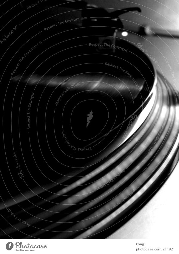 dark beatz Plattenspieler Schallplatte Plattenteller Tonabnehmer Diskjockey Omnitronic Entertainment turntable Schwarzweißfoto turntablism Technik & Technologie