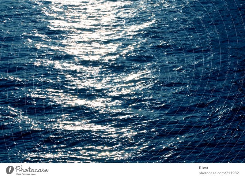 blaues Rauschen Wasser Sommer Schönes Wetter Fluss Sonnenlicht Farbfoto Außenaufnahme Textfreiraum rechts Tag Reflexion & Spiegelung Gegenlicht