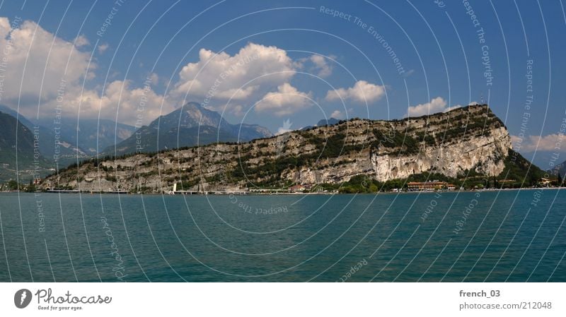 Monte Brione Ferien & Urlaub & Reisen Sommer Berge u. Gebirge Natur Wasser Wolken Schönes Wetter Küste Seeufer Gardasee Italien blau Felsen Alpen Norditalien