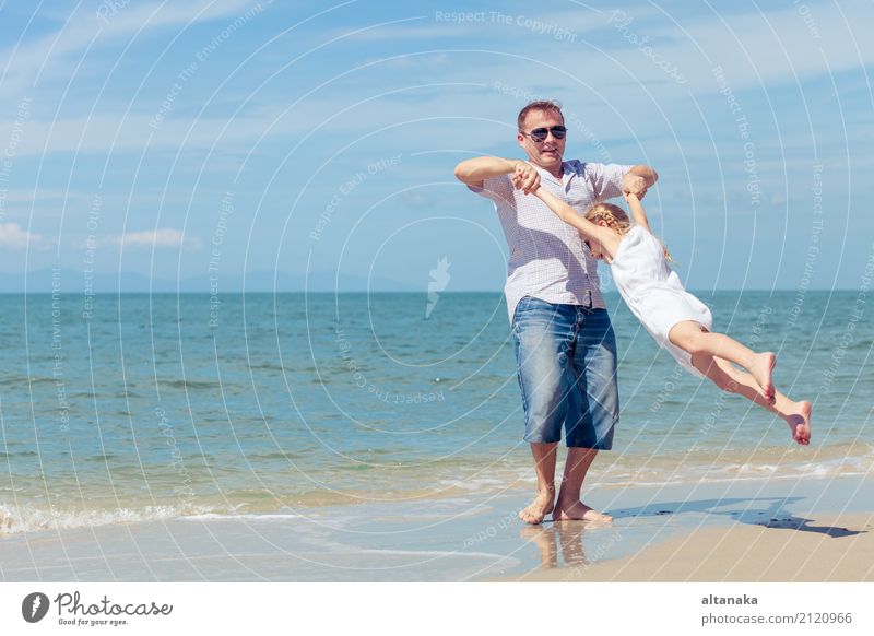 Vater und Tochter, die am Strand zur Tageszeit spielen. Lifestyle Freude Leben Erholung Freizeit & Hobby Spielen Ferien & Urlaub & Reisen Ausflug Freiheit
