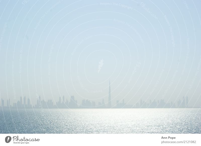 Dubai Skyline Wasser Himmel Wolkenloser Himmel Sonnenlicht Küste Meer Persischer Golf Hafenstadt Menschenleer ästhetisch authentisch außergewöhnlich hell