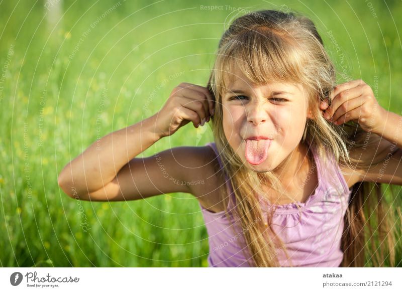 Ein glückliches kleines Mädchen, das im Park zur Tageszeit spielt. Lifestyle Freude Glück schön Gesicht Erholung Freizeit & Hobby Spielen
