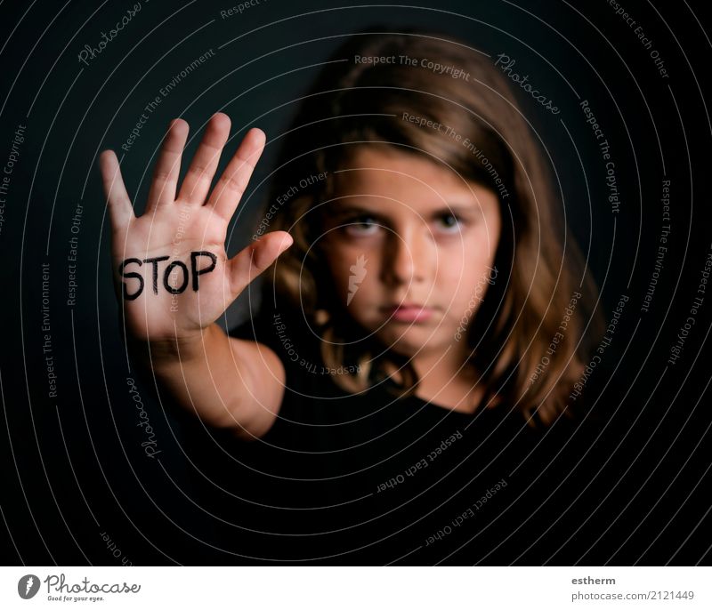 Wütendes Mädchen zeigt Handzeichen, um Gewalt zu beenden Mensch feminin Kindheit 1 3-8 Jahre Zeichen Hinweisschild Warnschild Traurigkeit weinen Aggression