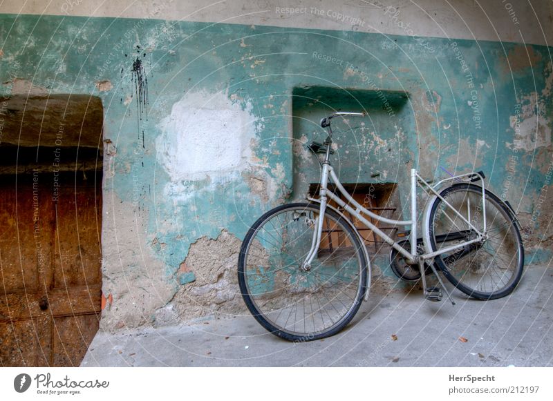 Sattellos Menschenleer Gebäude Mauer Wand Fenster Tür Hinterhof Putz Farbe Fahrrad alt authentisch dreckig kaputt braun grau weiß Patina schäbig malerisch