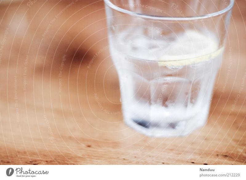 500 - erstmal nen Drink Getränk Erfrischungsgetränk Trinkwasser Spirituosen Glas kalt Kondenswasser Tischplatte Holz Wasserglas gekühlt Zitronenscheibe 1