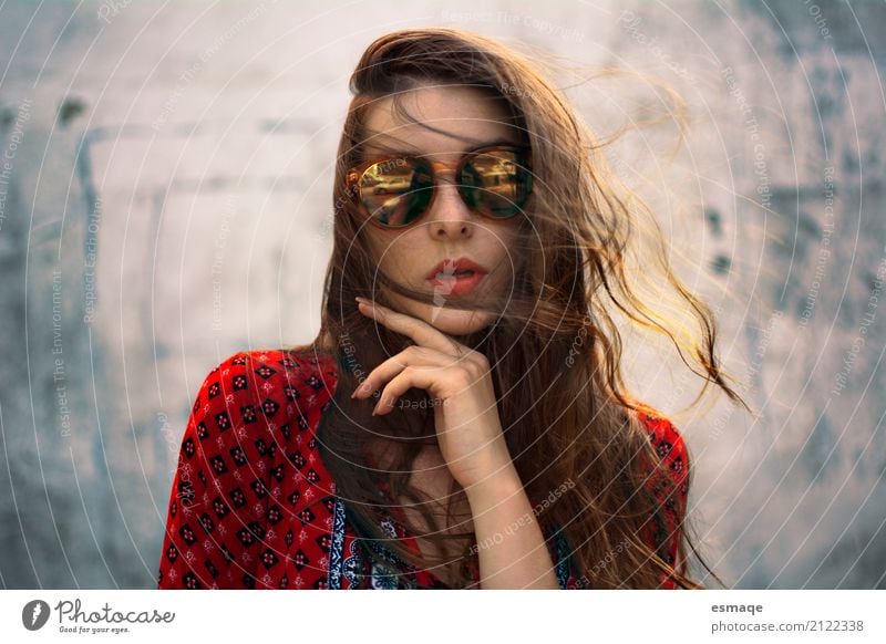Mädchen mit Sonnenbrille Lifestyle Stil Haare & Frisuren Maniküre Gesundheitswesen Mode Brille brünett langhaarig Denken Coolness Trägheit Sonnenaufgang