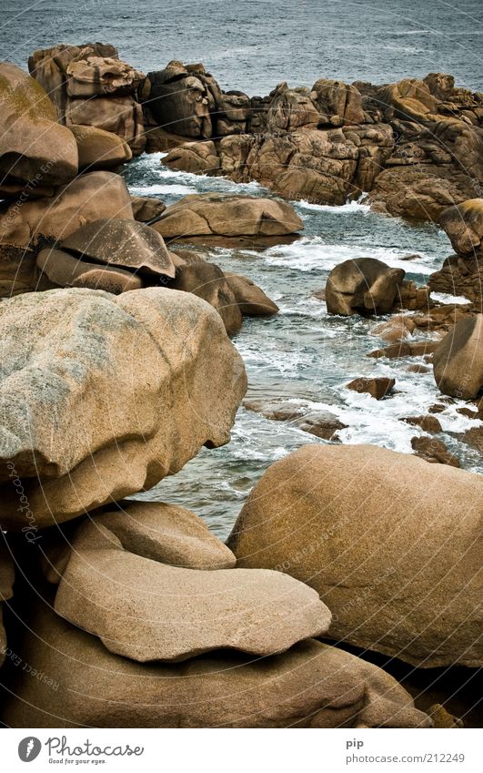 geröll Natur Urelemente Wasser Felsen Wellen Küste Bucht Riff Meer Stein nass braun Tourismus Ferien & Urlaub & Reisen Bretagne Gischt Granit Felsspalten
