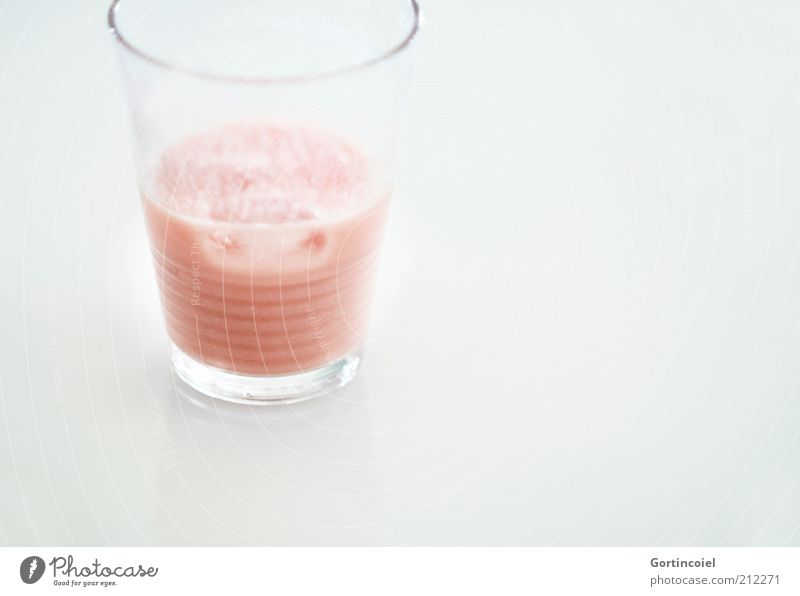 Mixgetränk Lebensmittel Getränk Erfrischungsgetränk Longdrink Cocktail Glas lecker süß Eiswürfel Cocktailglas rosa kalt Foodfotografie Milchshake