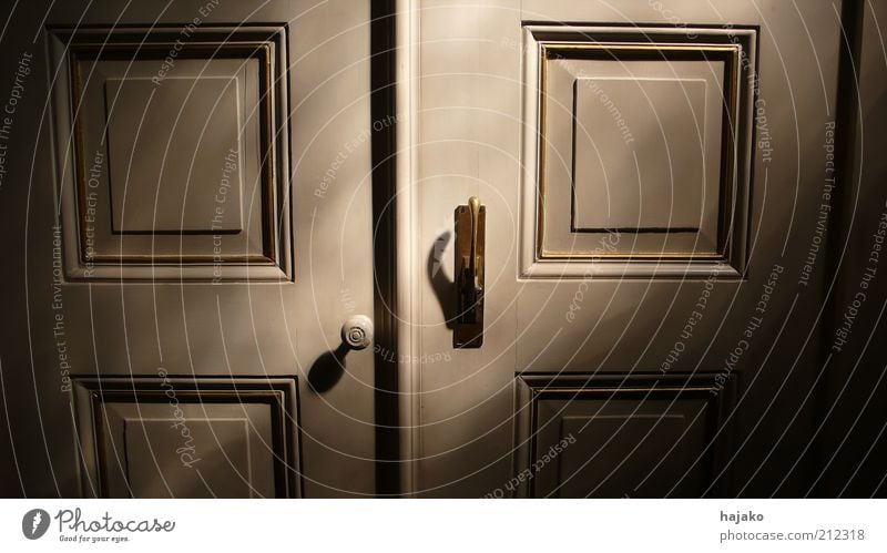 Vor der Tür ist draußen Holz Metall Ornament Linie Farbfoto Innenaufnahme Muster Strukturen & Formen Licht Schatten Kontrast Sonnenstrahlen Detailaufnahme Griff