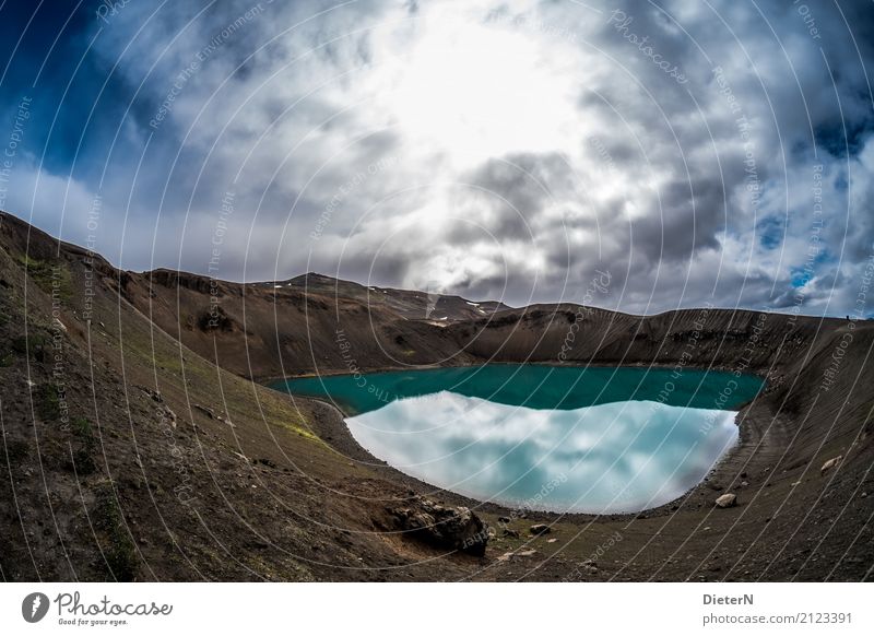 Krater Umwelt Natur Landschaft Erde Wasser Himmel Wolken Gewitterwolken Sonne Wetter schlechtes Wetter Vulkan See blau braun türkis weiß Island Kraterrand