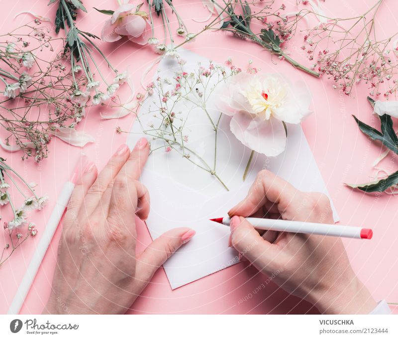 Weibliche Hände schreiben Grußkarte mit Blumen Lifestyle Feste & Feiern Valentinstag Muttertag Hochzeit Geburtstag feminin Frau Erwachsene Hand