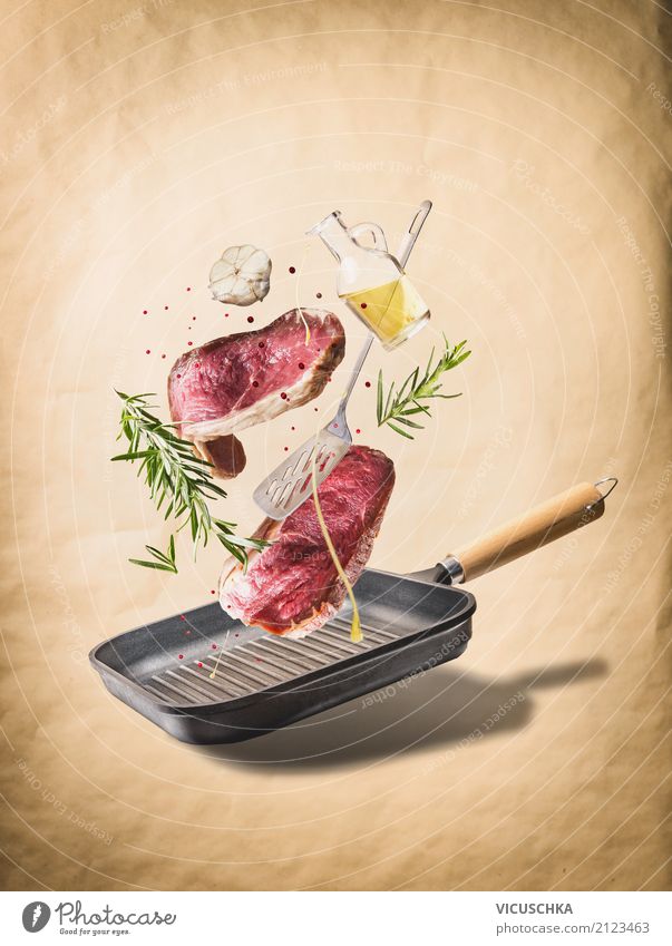 Fliegen rohe Steaks, mit Kräutern, Öl , Gewürze und Pfanne Lebensmittel Fleisch Kräuter & Gewürze Ernährung Abendessen Geschäftsessen Bioprodukte Geschirr Stil