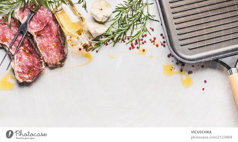 Rohes Steak mit Zutaten: Kräuter, Gewürze, Öl und Grillpfanne Lebensmittel Fleisch Kräuter & Gewürze Ernährung Abendessen Bioprodukte Geschirr Pfanne Stil