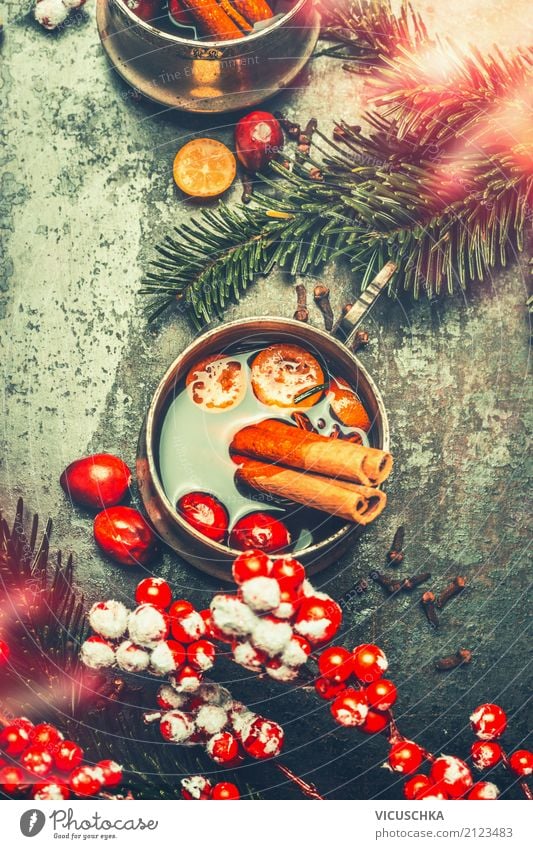 Tasse mit Glühwein und Weihnachtsdekoration Lebensmittel Kräuter & Gewürze Getränk Heißgetränk Stil Design Freude Winter Häusliches Leben Feste & Feiern