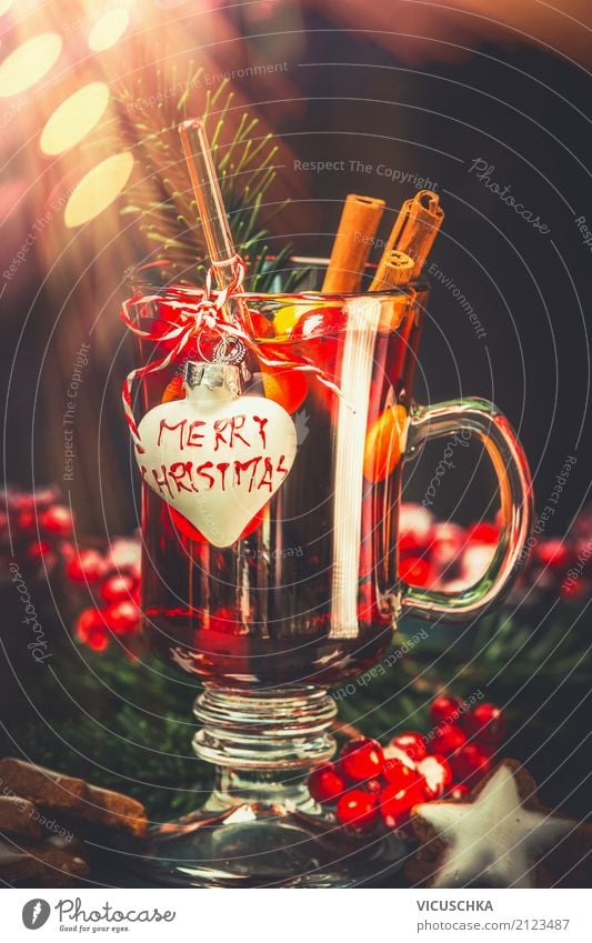 Glas Glühwein mit festlicher Dekoration Festessen Getränk Heißgetränk Lifestyle Stil Design Winter Feste & Feiern Weihnachten & Advent Dekoration & Verzierung