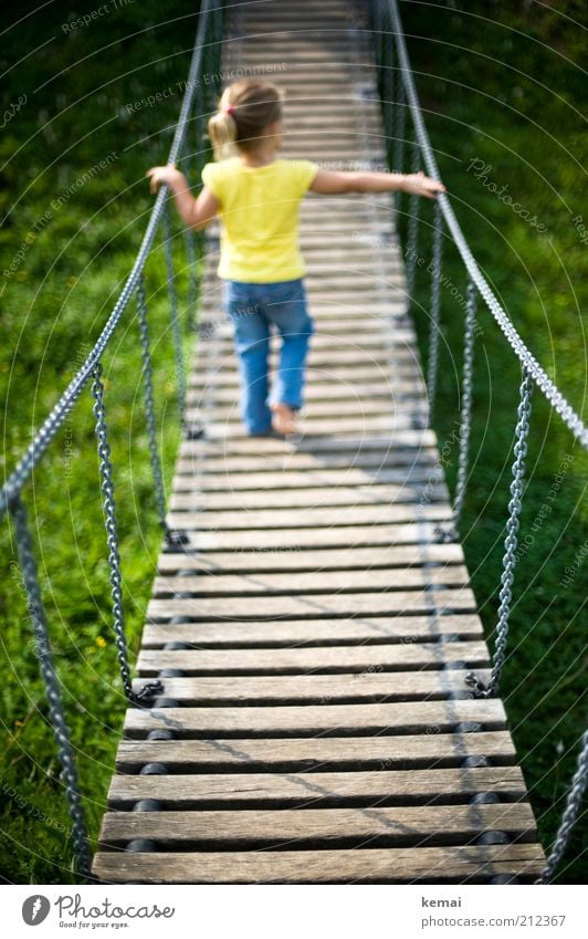 Über Brücken gehen Freizeit & Hobby Spielen Spielplatz Mensch Kind Kleinkind Mädchen Kindheit Rücken Beine 1 1-3 Jahre Jeanshose Hängebrücke Holzbrücke Kette